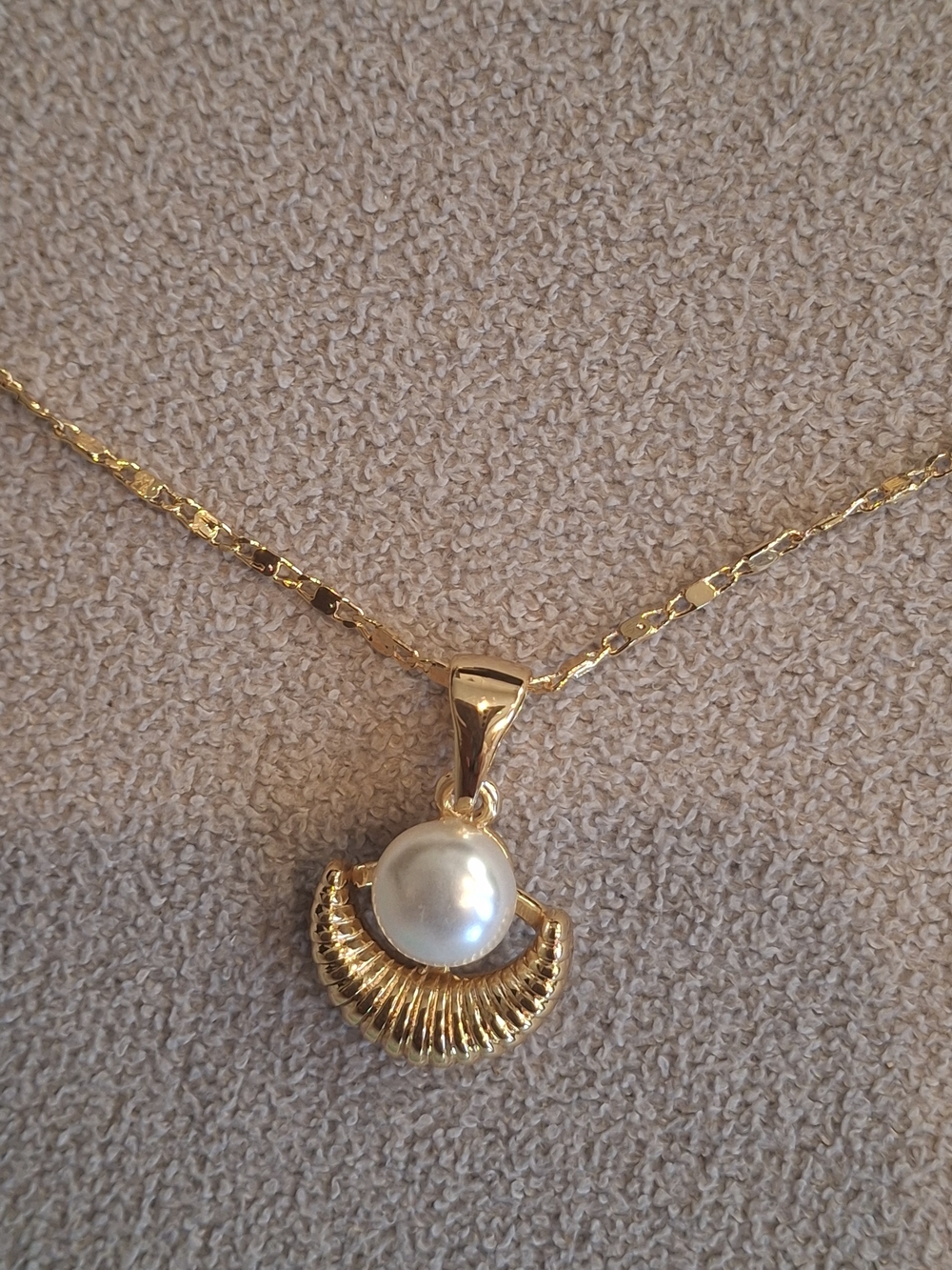 Gold Pearl Pendant Necklace - Elegant Women’s Jewelry